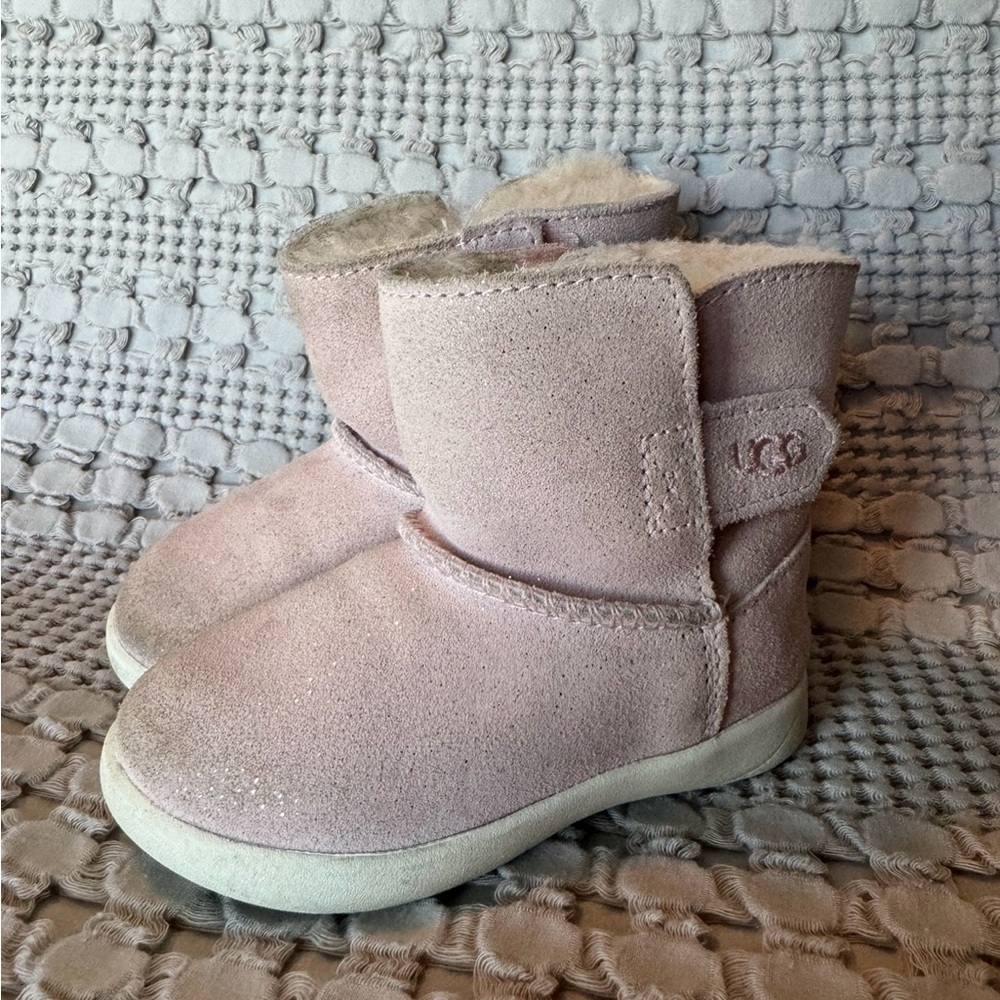 Light Pink Uggs
Size: 6
Toddler girls